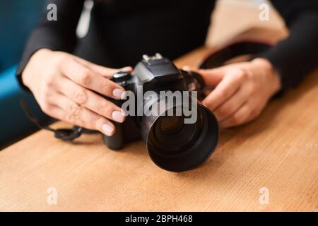 concept de la journée mondiale de la photographie. gros plan de la main de la femme avec appareil photo Banque D'Images