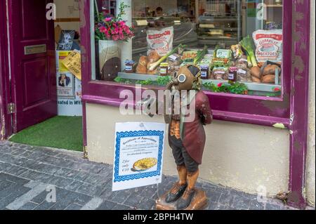 Clonakilty, West Cork, Irlande. 19 mai 2020. De nombreuses personnes portent des masques pendant la pandémie de Covid-19, et même des statues. Arthur la statue a été repéré portant un masque à gaz à l'extérieur de la boutique des bouchers de Scully à Clonakilty aujourd'hui. Crédit : AG News/Alay Live News Banque D'Images