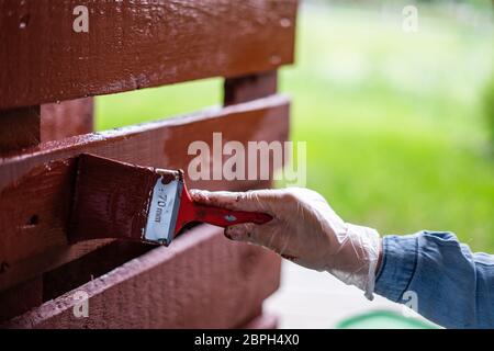 Peinture rouge à l'extérieur en été Banque D'Images