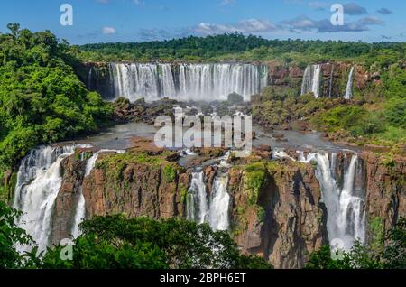 Des vues époustouflantes sur les cascades d'Iguazu sont disponibles en hélicoptère et sur les sentiers en argentine et au brésil, par une journée ensoleillée Banque D'Images