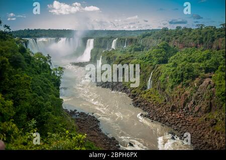 Des vues époustouflantes sur les cascades d'Iguazu sont disponibles en hélicoptère et sur les sentiers en argentine et au brésil, par une journée ensoleillée Banque D'Images