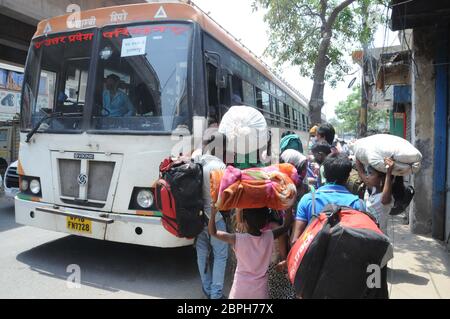 New Delhi, Inde. 19 mai 2020. Les travailleurs migrants et leurs familles embarquèrent dans un bus pour retourner dans leur village de l'Uttar Pradesh depuis la périphérie de Delhi. Un grand nombre de travailleurs ont désespérément besoin de retourner dans leurs villages et villes d'origine, car ils ont été laissés sans emploi en raison de l'enfermer de façon continue pour contenir le coronavirus. (Photo de Sondeep Shankar/Pacific Press) crédit: Pacific Press Agency/Alay Live News Banque D'Images