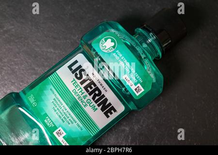 LONDRES - 16 MAI 2020 : rince-bouche LISTERINE en bouteille de plastique vert Banque D'Images