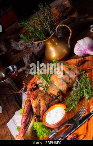 Épaule d'agneau grillée au romarin poulet au four Banque D'Images