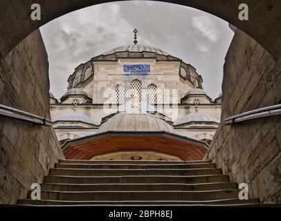 L'entrée voûtée avec un ancien escalier de pierre d'une mosquée à Istanbul Banque D'Images