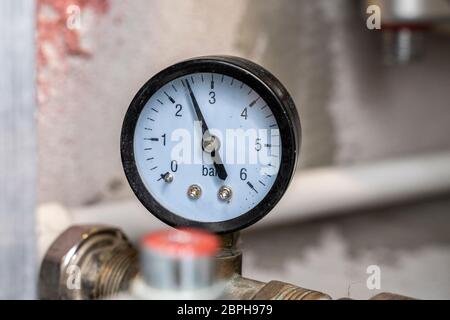 armoire de plomberie. couper l'eau chaude ou froide. vue rapprochée d'un capteur de pression d'eau chaude ou froide Banque D'Images