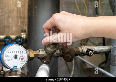 armoire de plomberie. couper l'eau chaude ou froide. Dépose de la réparation du capteur de pression d'eau Banque D'Images