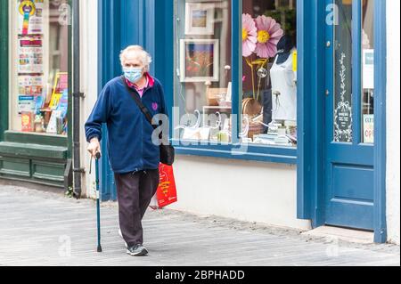 Clonakilty, West Cork, Irlande. 19 mai 2020. Un homme porte un masque pour se protéger contre Covid-19 alors qu'il fait ses courses à Clonakilty aujourd'hui. Crédit : AG News/Alay Live News Banque D'Images