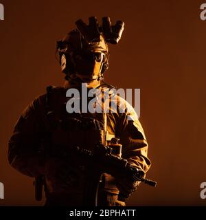 L'élite de l'Armée de membre des forces canadiennes, fantassin moderne avec face cachée, en munitions, tactique, casque radio équipé d'un dispositif de vision monté sur casque, Banque D'Images