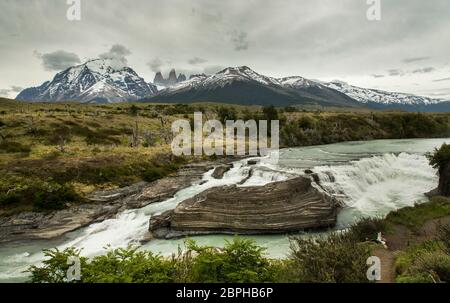 Panorama époustouflant de la cascade Salto Grande avec toile de fond du Torres del Paine, du parc national Torres del Paine, de la Patagonie, au Chili Banque D'Images