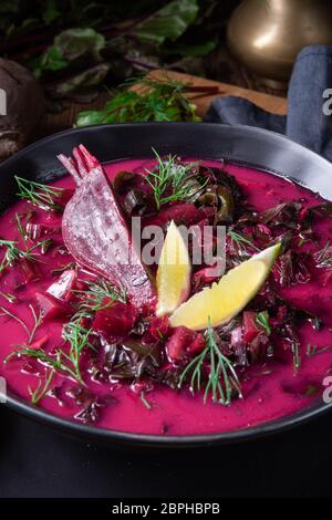 Un Borschtsch orientale avec la prière rouge classique Banque D'Images