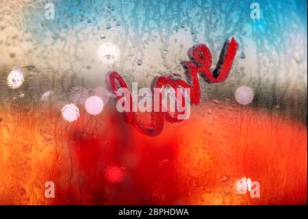 Message d'amour, mot amour écrit en rouge à lèvres rouge sur humide de la pluie, la fenêtre relation romantique, jolie carte de souhaits pour la Saint-Valentin Banque D'Images