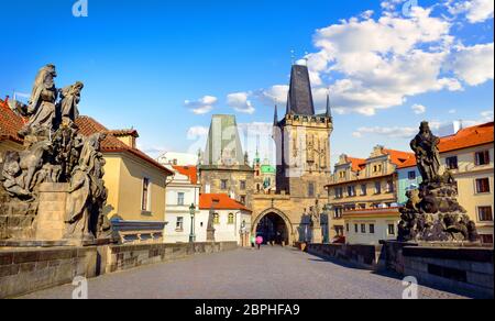 Avis sur des tours et des sculptures du pont Charles à Prague Banque D'Images