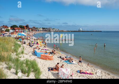 Plage populaire sur la mer Baltique en été à Sopot, Pologne Banque D'Images