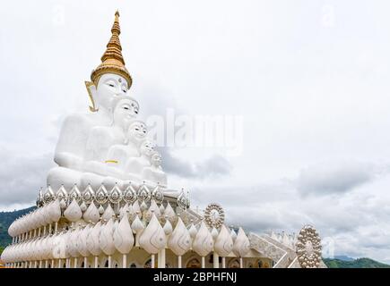 Statue de Bouddha a large white mountain sur cinq corps entouré par la nature avec brouillard nuages couvrir au Wat Phra That Pha Kaew Sorn Temple est un'attra Banque D'Images