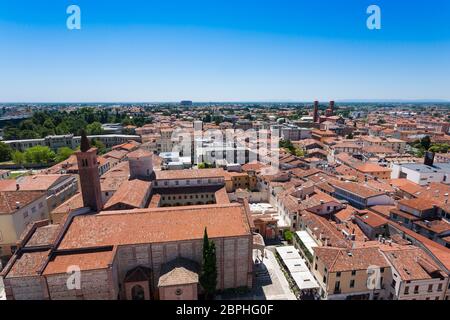 Cityscape de 'Bassano del Grappa', vue du dessus. Panorama ville médiévale. Paysage typique italienne. Banque D'Images