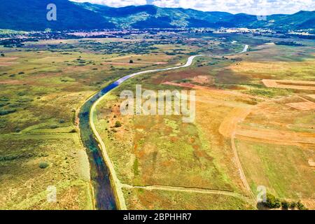 Domaine de la vallée pittoresque de la rivière Gacka et antenne vue d'été de la région de Lika, Croatie Banque D'Images