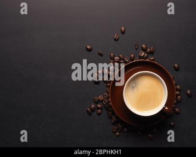 Tasse de café en grains avec un expresso sur le tableau, l'espace pour le texte ou l'image sur le côté gauche Banque D'Images