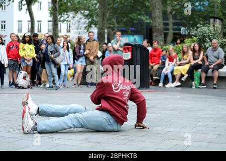 Londres, Royaume-Uni, 31 mai 2019 : la danse de rue hip Hop se déplace à Leicester Square à Londres avec le public regardant Break Dancer Street Performers. Vue rapprochée Banque D'Images