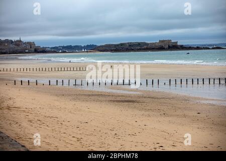 Saint-Malo, France - 12 septembre 2018 : vue sur la plage et la vieille ville de Saint-Malo. Bretagne, France Banque D'Images