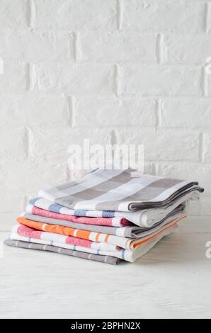 Pile de serviettes de cuisine ou de serviettes à l'intérieur de cuisine blanche. Vue du dessus avec copie espace Banque D'Images