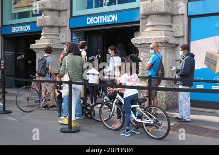 Milan, Italie. 18 mai 2020. Milan phase 2 : premier jour de réouverture après le confinement dans la ville. Entrée aux magasins. Long Line (photo de Luca Ponti/Pacific Press/Sipa USA) crédit: SIPA USA/Alay Live News Banque D'Images