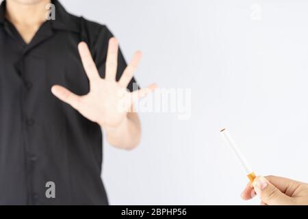 Un jeune homme en bonne santé refusant de prendre la cigarette cesser de fumer concept. Journée du tabac. Banque D'Images