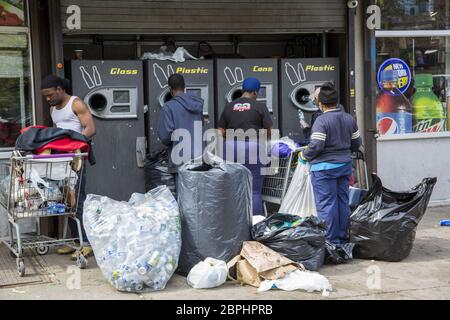 Distributeurs automatiques où les gens échangent de l'aluminium, du verre et du plastique qu'ils ont rassemblé des ordures sur le trottoir pour de l'argent. Flatbush Avenue, Brooklyn, New York. Banque D'Images