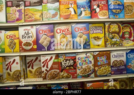 Céréales populaires pour le petit déjeuner dont beaucoup sont destinées aux enfants, en vente dans une épicerie de New York. Banque D'Images