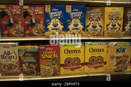 Céréales populaires pour le petit déjeuner dont beaucoup sont destinées aux enfants, en vente dans une épicerie de New York. Banque D'Images