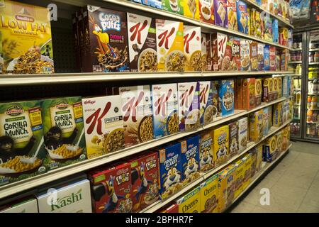 Céréales populaires pour le petit déjeuner dont beaucoup sont destinées aux enfants, en vente dans une épicerie de New York. Banque D'Images