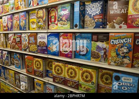 Céréales populaires pour le petit déjeuner dont beaucoup sont destinées aux enfants, en vente dans une épicerie de New York. Banque D'Images