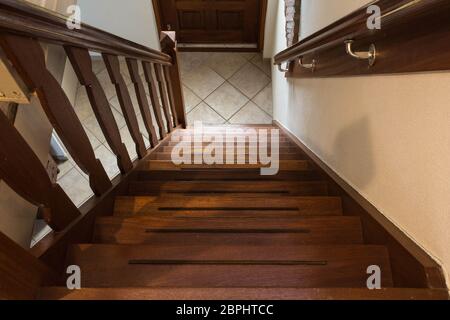 Un escalier en bois de chêne brun moderne, vue du haut, la beauté classique de style d'accueil Banque D'Images