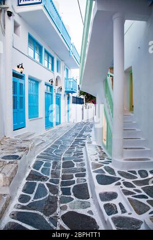 Rue étroite traditionnelle de Mykonos, avec des murs blancs et portes bleu Banque D'Images