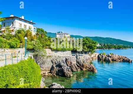 Belle mer Adriatique en Croatie, ville de Lovran riviera, villas de côte dans la baie de Kvarner Banque D'Images