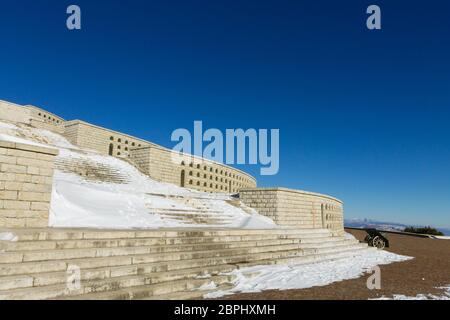 Historique Italien. Mémorial de la première guerre mondiale à partir de 'Monte Grappa', de l'Italie. Alpes italiennes Banque D'Images