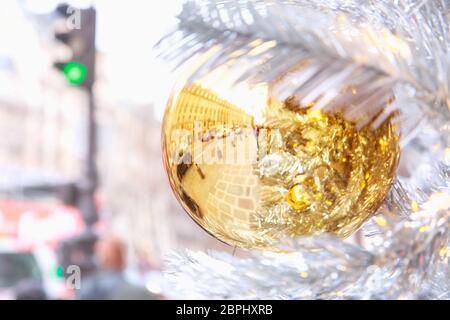 Boule de Noël brillante d'or sur la rue décorée à Paris, France Banque D'Images