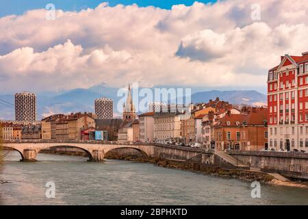 Vue panoramique sur les rives de la rivière et le pont de l'Isère, Collégiale de Saint-André avec Alpes françaises sur l'arrière-plan, Grenoble, France Banque D'Images