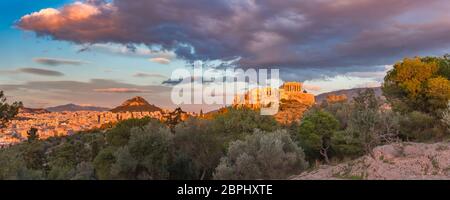 Vue Aérienne Vue panoramique de la colline de l'Acropole avec le Parthénon et le mont Lycabette au coucher du soleil magnifique à Athènes, Grèce Banque D'Images