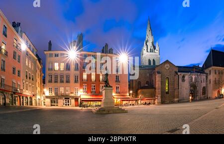 Panorama de Saint Andrew Square avec Collégiale Saint Andrew la nuit, Grenoble, France Banque D'Images
