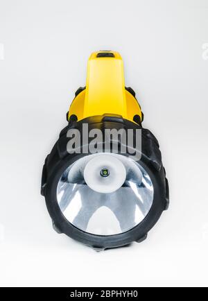 grande lampe de poche jaune à main avec angle réglable isolé sur fond blanc. Banque D'Images