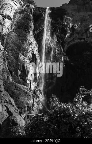 Vue sur la cascade de Bridalveil vue d'en bas dans le parc national de Yosemite, Californie, États-Unis Banque D'Images