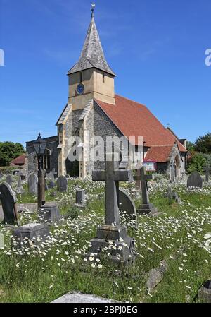 All Saints Church, Sanderstead, South Croydon, Surrey, Royaume-Uni. Bâtiment traditionnel de l'église en flanelle datant de 1230 Banque D'Images