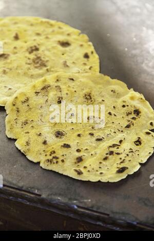 Pour le petit-déjeuner de crêpes de maïs à la main, détail des aliments sains Banque D'Images