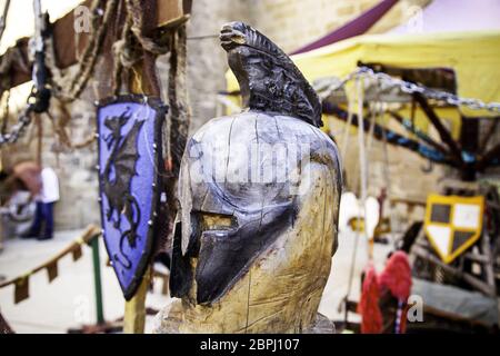 Casque Gladiator sculpté dans le bois ancien, détail de l'artisanat Banque D'Images