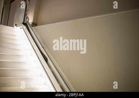 Escalier pour personnes handicapées et âgées pour monter des escaliers avec des marches éclairées. Mise au point sélective Banque D'Images