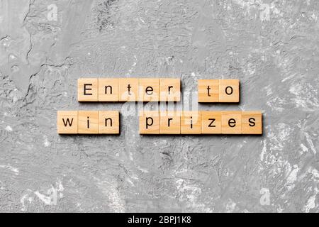 Participez pour gagner des prix écrits sur un bloc de bois. Inscrivez-vous pour gagner le texte des prix sur la table de ciment pour votre concept de Desing, vue du dessus. Banque D'Images