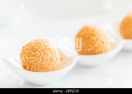 Dim sum chinois boules de sésame frit des trucs avec de la crème anglaise - la cuisine chinoise groumet lave Banque D'Images