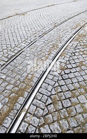 Voies de tram dans une rue de Lisbonne, détail d'un itinéraire pour les transports publics dans la ville Banque D'Images