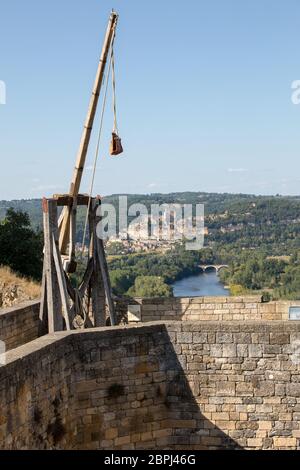 Trébuchet médiéval au château de Castelnaud, forteresse médiévale à Castelnaud-la-Chapelle, Dordogne, Aquitaine, France Banque D'Images